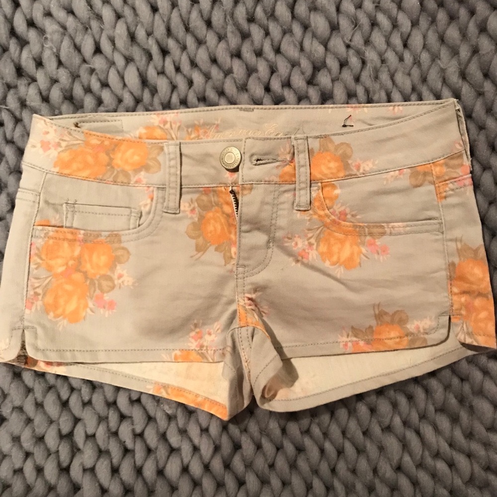 American Eagle size 26 (2) grey floral shorts